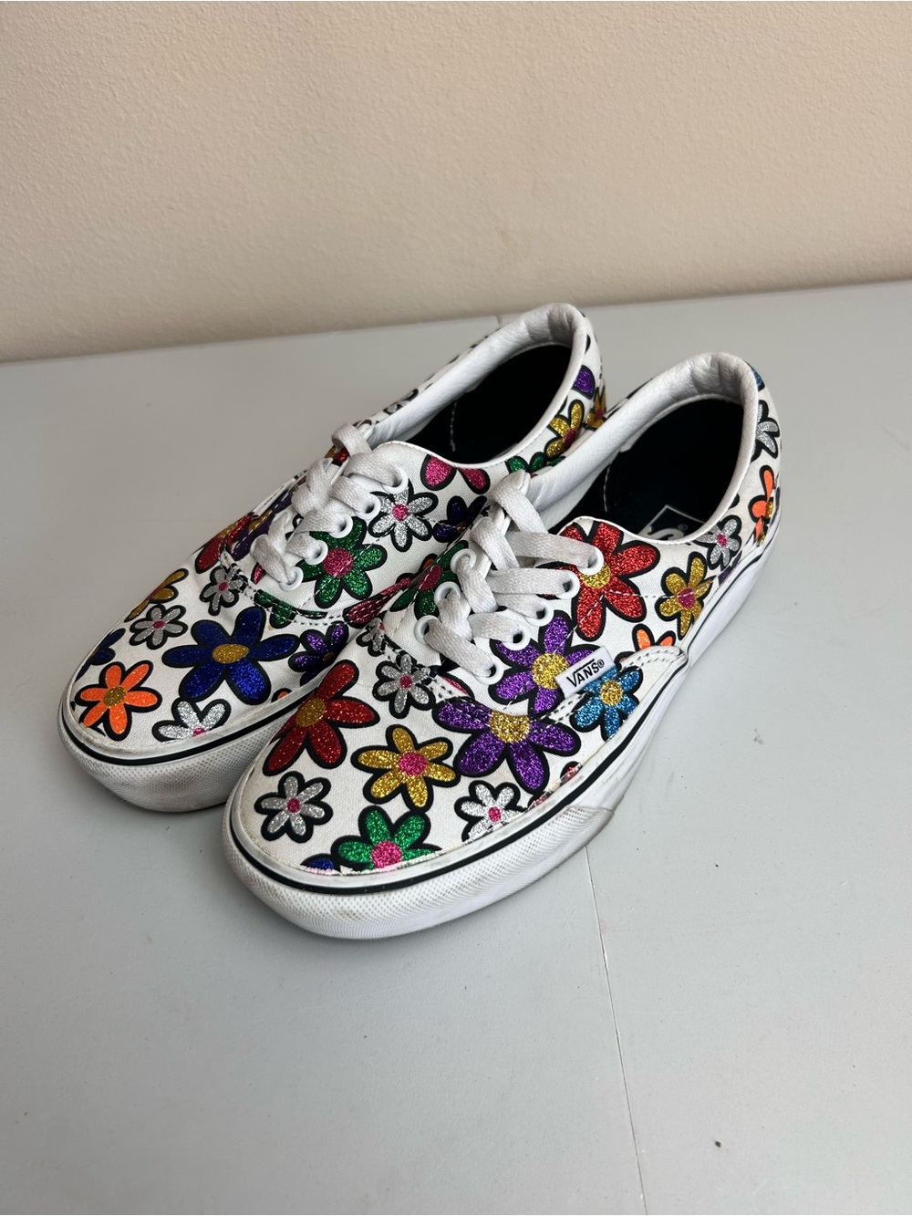 Vans women’s White Canvas Sneakers with Multicolor Glitter Flowers size 8.5